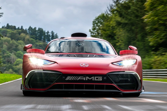 Cụ thể, với đường đua Nurburgring-Nordschleife dài 20,832 km, tay đua DTM Maro Engel tiếp tục xác lập kỷ lục mới với siêu xe này trong 6 phút 29,09 giây.