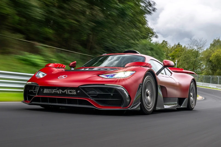 Mô phỏng gần như chính xác mẫu xe F1, Mercedes-AMG One sở hữu động cơ đốt trong V6 dung tích 1.6L công suất 574 mã lực. Kết hợp cùng 4 động cơ điện, siêu xe này có sức mạnh lên đến 1.063 mã lực.