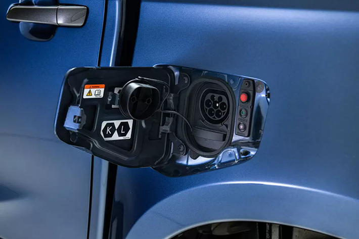 Xe hỗ trợ sạc nhanh DC công suất 50 kW, cho phép sạc từ 20% lên 80% chỉ trong khoảng một giờ. Về kết cấu, D-Max EV tiếp tục được phát triển trên khung gầm kế thừa từ D-Max động cơ đốt trong nhưng đã được cải tiến để phù hợp với hệ truyền động điện.