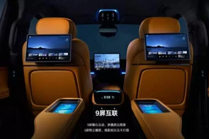 Về buồng lái, có một AR-HUD 19,8 inch, màn hình điều khiển trung tâm độ nét cao nổi 15,4 inch, bảng điều khiển 10,25 inch và vô lăng đáy phẳng ba chấu. Hệ điều hành xe được hỗ trợ bởi Flyme Auto cho LEVC OS, được cung cấp bởi chip Dragon Eagle-1 kép từ Geely.
