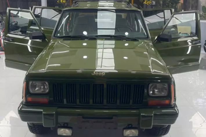 Cherokee là dòng xe thể thao đa dụng được Jeep sản xuất và tiếp thị qua năm thế hệ. Ban đầu nó được định vị như một biến thể của Jeep Wagoneer (SJ). Jeep Cherokee địa hình được phát triển từ một chiếc SUV cỡ lớn thành một trong những chiếc SUV nhỏ gọn đầu tiên và vào thế hệ cuối cùng của nó như một chiếc SUV crossover .