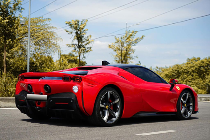 Ferrari SF90 Stradale có thể tăng tốc từ vị trí xuất phát lên 100 km/h trong thời gian 2,5 giây trước khi đạt vận tốc tối đa 340 km/h. Chiếc siêu xe plug-in hybrid đầu tiên của hãng xe Ý có thể hoàn thành quãng đường 25 km chỉ bằng mô-tơ điện trên cầu trước.