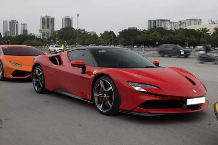 Tại Việt Nam, số lượng siêu xe Ferrari SF90 Stradale phải trên 6 chiếc, trong đó có 1 chiếc hay được rao bán gần đây, đó chính là xe từng thuộc sở hữu của doanh nhân Đức Huy.