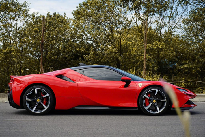 Kết hợp 3 mô-tơ điện với động cơ xăng V8, siêu xe hybrid Ferrari SF90 Stradale từng của doanh nhân Đức Huy có tổng công suất tối đa 986 mã lực. SF90 Stradale chính là siêu xe plug-in hybrid đầu tiên trong lịch sử của hãng Ferrari cũng là chú ngựa chồm mạnh nhất hiện nay.