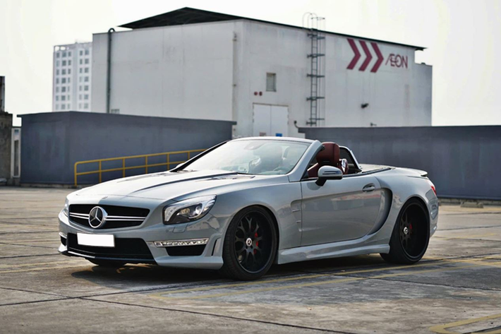 Chiếc Mercedes-Benz SL 350 đời 2014 này mới chỉ mới lăn bánh 38.000 km, một con số khá khiêm tốn đối với một chiếc xe có tuổi đời hơn một thập kỷ. Điều này cho thấy chủ nhân trước đó đã sử dụng và bảo dưỡng xe khá cẩn thận.
