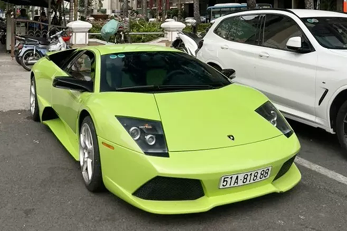 Vào cuối tháng 3 vừa qua, giới mê xe tại TP.HCM bắt gặp một chiếc xe Lamborghini Murcielago LP640-4 màu xanh cốm tại nhà hát Thành phố, đây cũng là lần hiếm hoi mà chủ nhân cho "bò tót" này ra đường tắm nắng.