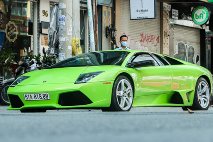 Sau 1 thời gian dài làm chủ nhân của bò tót này, chiếc Lamborghini Murcielago LP640 xanh cốm được bán lại vào trong Sài thành và người mua chính là 1 nữ doanh nhân khá nổi tiếng trong giới siêu xe lúc bấy giờ cũng là vợ của Minh Nhựa, siêu bò này trải qua vài đời chủ trước khi về đội xe của đại gia ở Tp.HCM.
