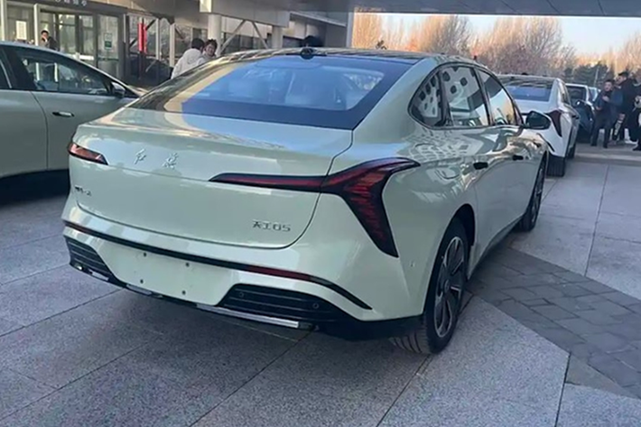 Phiên bản tiêu chuẩn của xe có thể chạy 550 km sau một lần sạc đầy pin. Con số tương ứng của phiên bản cao cấp nhất lên đến 750 km. Mức giá xe Hongqi Tiangong 05 2025 tại thị trường Trung Quốc hiện chưa được công bố.
