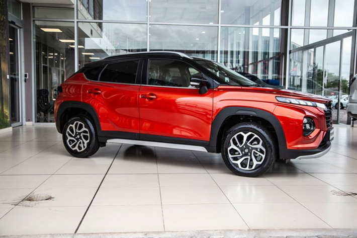 Suzuki Fronx xuất hiện tại Việt Nam là mẫu SUV/crossover cỡ nhỏ, được giới thiệu đầu tiên tại thị trường Ấn Độ vào năm 2023. Xe được phát triển dựa trên nền tảng của mẫu hatchback Baleno nhưng mang thiết kế thể thao, gầm cao đặc trưng của dòng SUV đô thị.