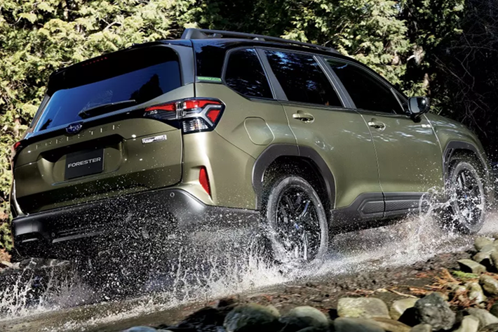 Theo đó, Subaru Forester 2025 tại thị trường Nhật Bản được trang bị động cơ xăng 4 xi-lanh, tăng áp, dung tích 1.8L, cho công suất tối đa 177 mã lực tại dải tua máy 5.200-5.600 vòng/phút và mô-men xoắn cực đại 300 Nm tại dải tua máy 1.600-3.600 vòng/phút. Động cơ đi kèm với hộp số tự động biến thiên vô cấp CVT Lineartronic và hệ dẫn động 4 bánh đối xứng đặc trưng của Subaru.