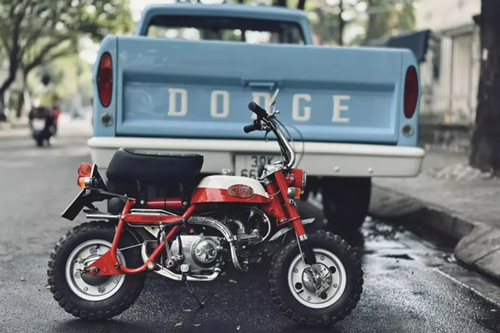 Ở thế hệ này, xe bán tải Dodge D100 được thiết kế lại vào mùa xuân năm 1965, vì vậy có cả mẫu xe hai đèn pha và bốn đèn pha được đặt tên là 1965. Các bản cập nhật vào giữa năm 1965 bao gồm cửa sau rộng hơn và thay thế động cơ dòng A bằng dòng LA đã cập nhật, cũng như kéo dài chiều dài cơ sở 6 inch trên các mẫu xe có thùng xe dài 2,4 m.
