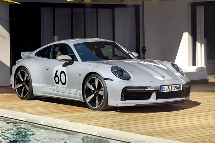 Dòng sản phẩm hoài cổ Heritage Design của Porsche đã có 2 đại diện là 911 Targa 4S Heritage Design Edition và 911 Sport Classic, thành viên thứ 3 vừa mới được giới thiệu đó là Porsche 911 Spirit 70 đặc biệt. Mẫu xe này chỉ có đúng 1.500 chiếc được sản xuất, khiến cho các tín đồ Porsche phải săn lùng mua bằng được.