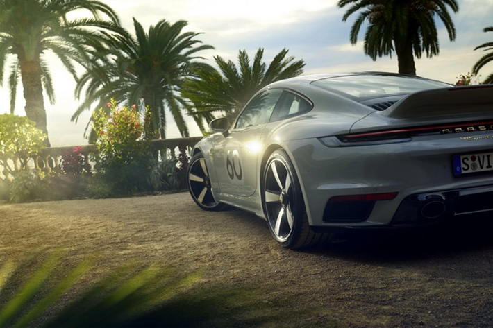 1 trong số các điểm nhấn của Porsche 911 Spirit 70 mới ra mắt là nội thất Pasha theo chủ đề hoài cổ gợi nhớ đến những năm 70. Và nếu bạn không nằm trong danh sách 1.500 khách hàng trên toàn thế giới sở hữu xe Porsche 911 Spirit 70 nhưng lại thích nội thất cổ điển của dòng xe này, hoàn toàn có thể tùy chọn trên chiếc xe Porsche 911 mới.