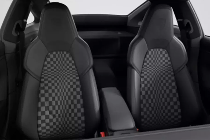 Những người mua sắm muốn thêm cảm giác hoài cổ cho Porsche 911 của mình sẽ cần phải đánh dấu vào ô cho gói nội thất da Heritage Design. Tuy nhiên, việc này không hề rẻ, vì gói này có giá 12.980 đô la, khoảng gần 300 triệu đồng. Gói này bổ sung thêm da Nappa “Club” được phay sang trọng và vải Pasha màu đen và bạc sẫm.
