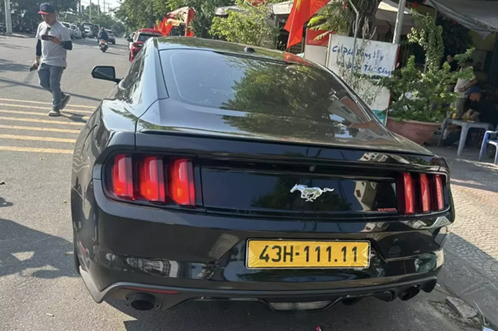 Một chiếc xe Ford Mustang màu đen, sản xuất 2015, đăng ký lần đầu năm 2018 sau vài ngày rao bán với mức giá hơn 1,2 tỷ đồng, đã nhanh chóng tìm thấy người mua mới. Sau đó, vị chủ nhân đã yêu cầu đơn vị bán xe Ford Mustang lắp biển ngũ quý 1 (43H-111.11).
