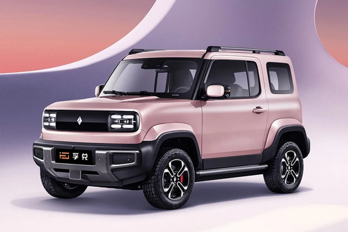 Baojun Yep 2023 cũng được ra mắt cùng với chiếc E100. Xe được trang bị motor điện sản sinh công suất 67 mã lực. Bộ pin lithium lắp dưới sàn xe cho phạm vi hoạt động khoảng 303 km/lần sạc. Giá bán dự kiến khoảng 300 triệu đồng.