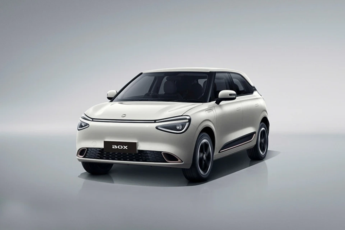 Bốn mẫu xe của DongFeng Motor bao gồm Box EV, E70, Mage HEV và Huge được lên kế hoạch ra mắt Việt Nam từ tháng 11 nhưng dời ngày mở bán do chưa hoàn tất thủ tục pháp lý. Toàn bộ sản phẩm sẽ được phân phối qua Carvivu, một đơn vị chuyên nhập khẩu xe Trung Quốc.
