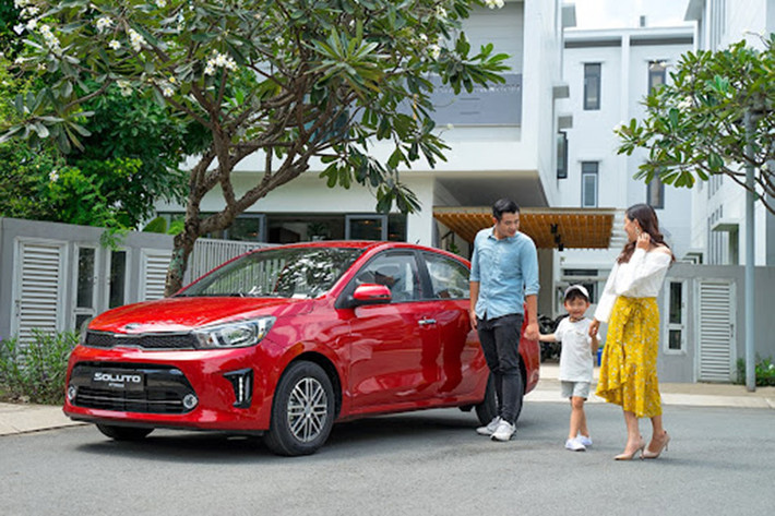 Đi kèm hộp số sàn 5 cấp hoặc hộp số tự động 4 cấp. Trang bị an toàn Kia Soluto cũng ở mức đủ dùng với 2 túi khí, hệ thống phanh ABS, cân bằng điện tử ESC, hỗ trợ khởi hành ngang dốc HAC, cảm biến hỗ trợ đỗ xe, camera lùi, điều khiển hành trình…