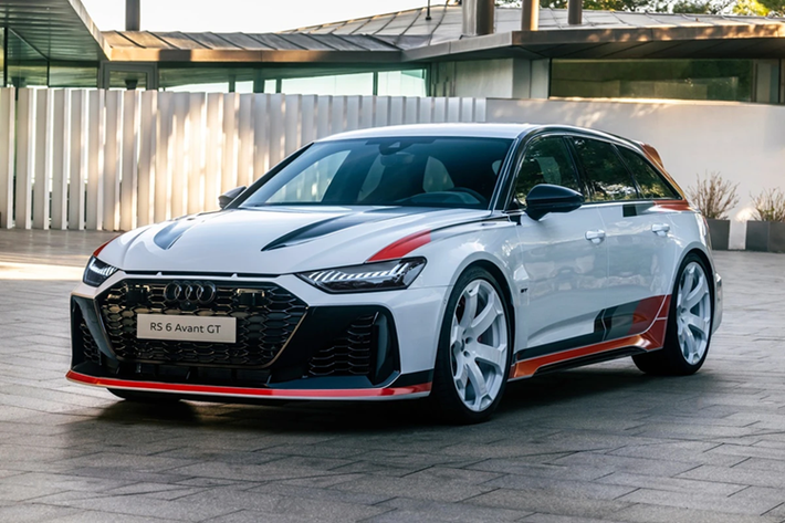 Audi RS 6 Avant GT: Mẫu xe hiệu năng cao mang phong cách wagon này được lấy cảm hứng từ huyền thoại Audi 90 quattro IMSA GTO đời 1989. Chỉ có 660 chiếc được sản xuất với động cơ V8 twin-turbo mạnh 630 mã lực.