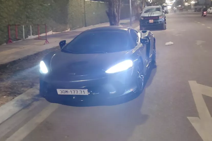 Vào đầu năm 2021, đã có một chiếc siêu xe McLaren GT đầu tiên về Việt Nam, xe mang màu trắng và sau đó được 1 hot girl ở Cần Thơ mua về trải nghiệm. Gần 2 năm sau đó, xe đã được bán lại, và một showroom ở Sài thành đã mua về, tiếp theo được 1 thương lái ở Đà Nẵng đã mua về để tìm khách nhưng mãi không ai chơi.
