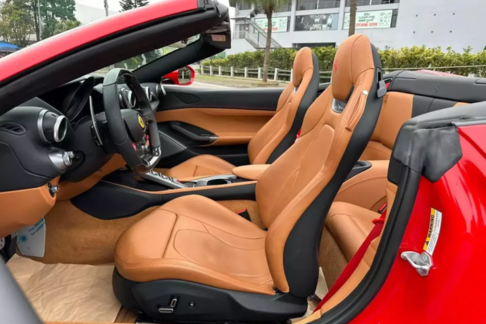 Ferrari Portofino chỉ có duy nhất 1 biến thể mui trần, và nóc nhà là loại mui xếp cứng, rất thời trang, cũng như tiện lợi, không lo thời gian dài sử dụng, sẽ bị biến dạng và xuống cấp như là mui xếp mềm.