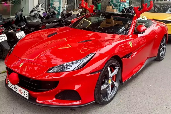 Được biết, chiếc siêu xe Ferrari Portofino M trong bài viết này được mang về nước khá bí ẩn, chỉ lộ diện vào năm ngoái khi 1 showroom ở Hà Nội rao bán, sau gần 1 năm, cuối cùng, nó cũng tìm thấy vị đại gia mua về trải nghiệm, đó là 1 dân chơi đến từ ngành thẩm mỹ viện, với giá bán gần 10 tỷ đồng.