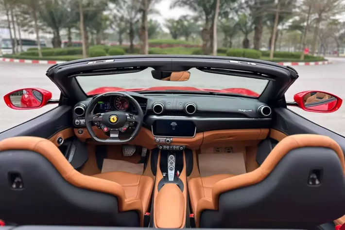 Nếu đàn anh có đến 10 năm xuất hiện trên thị trường thì Ferrari Portofino lại chỉ có vỏn vẹn 6 năm, từ 2017 đến 2023, và nó chỉ mới bị khai tử trong năm nay. Ferrari Portofino có 2 phiên bản là tiêu chuẩn và nâng cấp giữa vòng đời, gọi là Ferrari Portofino M, đàn anh của nó là California T.