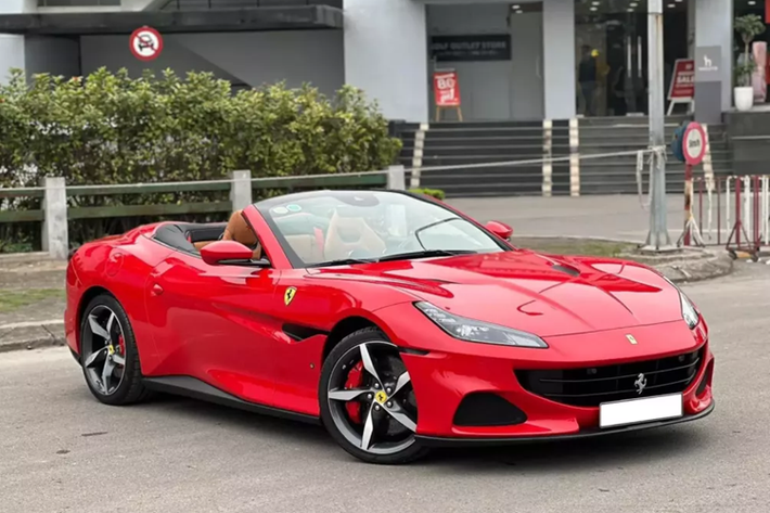 Mới đây, 1 chiếc siêu xe mui trần mang thương hiệu Ferrari đã bị bắt gặp lăn bánh trên đường phố Hà Nội, theo tìm hiểu đây là chiếc Ferrari Portofino M mui trần đã bị khai tử, và ở Việt Nam chỉ có đúng 2 chiếc được nhập khẩu về theo diện không chính hãng.