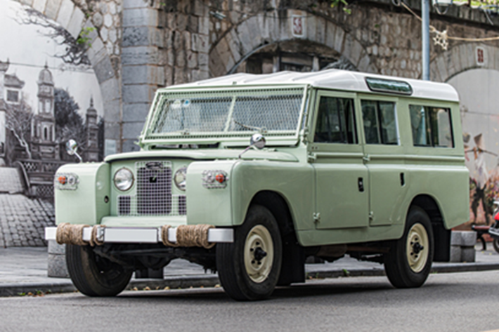 Về động cơ của chiếc Land Rover Defender Series II ở Việt Nam, nó là cổ máy xăng 4 xy-lanh, dung tích 2,25 lít, Land Rover Defender Series II có tích hợp bộ chế hòa khí Solex cho công suất 74 mã lực và mô-men xoắn 163 Nm. Xe dùng hộp số sàn 4 cấp và hệ dẫn động bốn bánh.