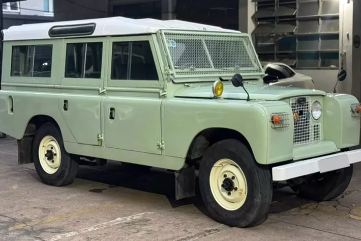 Land Rover Defender cổ điển là 1 trong các xe SUV địa hình được nhiều đại gia Việt lựa chọn, hiện tại, nó có giá dao động từ 2 tỷ đến hơn 7 tỷ đồng, tùy phiên bản, xe mới hay cũ, nhưng sẽ không ai dám nghĩ 1 chiếc xe đã có vài thập kỷ trên thị trường, lại được rao bán bằng hoặc hơn 1 chiếc xe Mercedes-Benz GLC.