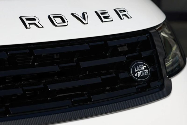 Mẫu SUV Range Rover Sport SV Park City hiệu năng cao này được lấy cảm hứng từ vùng núi tuyết hùng vĩ tại bang Utah (Mỹ), nơi tổ chức sự kiện trải nghiệm mẫu xe này. Điểm nổi bật của phiên bản này là màu sơn hàng thửa trắng SV Bespoke Lyra White Gloss, đi kèm logo Range Rover màu trắng Lyra White viền chrome tối màu.