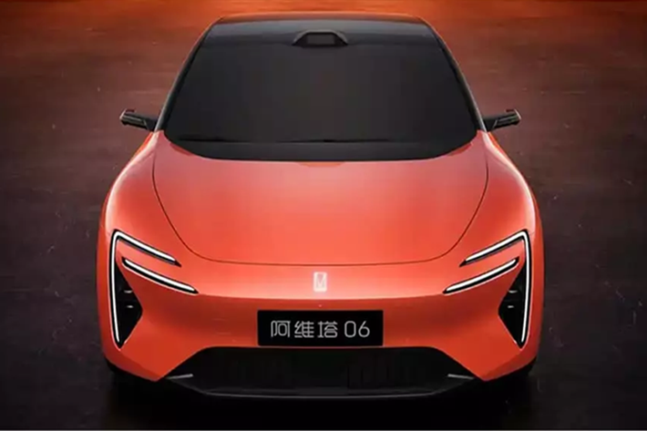 Tương tự như các mẫu xe mang thương hiệu Avatr khác, xe sedan 06 có vô lăng hình bầu dục với cần số gắn trên cột lái. Các tấm ốp cửa của Avatr 06 có nút bấm thay vì tay nắm. Đường hầm trung tâm của xe có hai đế sạc điện thoại không dây, một cặp giá để cốc và một ngăn ẩn. Ngoài ra còn có dòng chữ Avatr phát sáng ở đường hầm trung tâm.