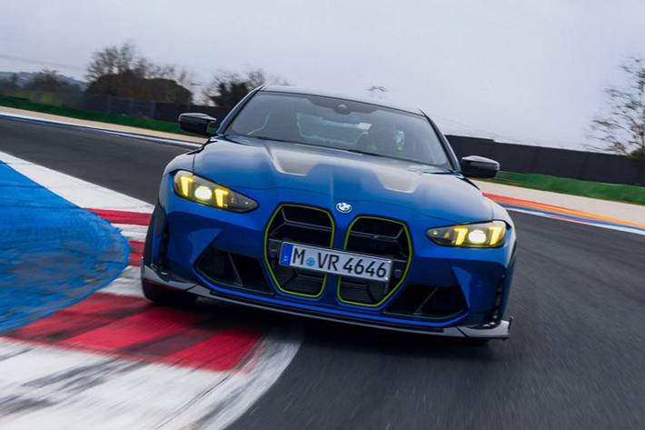 BMW M4 CS Edition VR46 được thiết kế để thể hiện sự nghiệp đua xe ấn tượng của Rossi với chiếc xe mang tên tuổi của tay đua. M4 CS Edition VR46 nổi bật so với các mẫu xe khác nhờ hai màu sắc độc quyền: Frozen Tanzanite Blue Metallic và Marina Bay Blue Metallic.