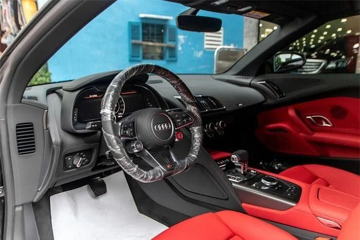 So với siêu xe mui trần Audi R8 V10 Spyder thế hệ đầu tiên mang biển tứ quý 8 của đầu số 51F, chiếc xe Audi R8 V10 Spyder 2022 này sở hữu thiết kế lôi cuốn hơn với đèn pha và đèn hậu mới, hốc gió trước/sau tạo hình dữ dằn. Ngoài ra, phiên bản Audi R8 V10 Spyder còn có sự thuận lợi khi phần mui xe bằng vải, dễ dàng đóng hoặc mở mui xe chỉ trong thời gian 14 đến 18 giây.