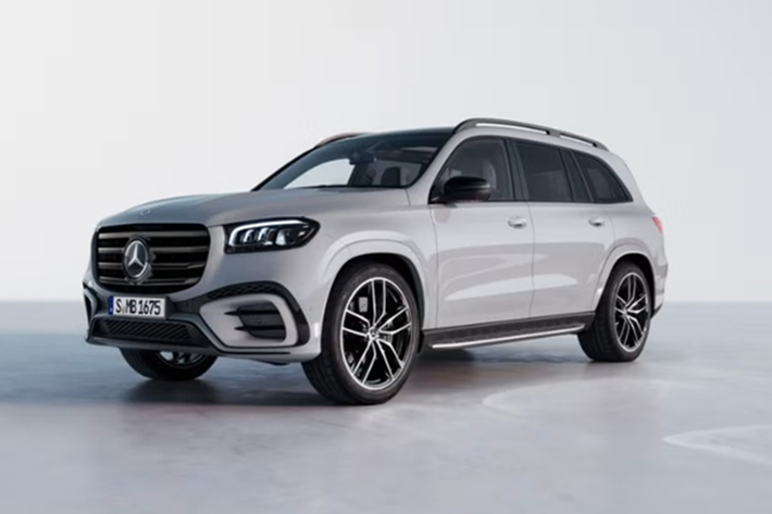 Đây là bản nâng cấp giữa vòng đời của dòng SUV cỡ lớn GLS, từng được giới thiệu tại triển lãm ô tô quốc tế Bangkok (BIMS) vào tháng 3 năm nay. Theo tư vấn bán hàng tại một số đại lý khu vực Hà Nội và TP.HCM, đợt xe Mercedes-Benz GLS 2025 mới đầu tiên sẽ về Việt Nam với số lượng rất giới hạn