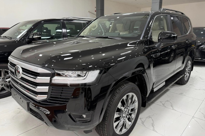 Toyota Land Cruiser 2025 tại Việt Nam có giá niêm yết là 4,58 tỷ đồng, cao hơn 294 triệu đồng so với phiên bản trước. Dù vậy, nhiều khách hàng vẫn quyết định chi thêm một khoản tiền chênh lệch để nhận xe sớm, mức chênh tùy thuộc vào từng đại lý.