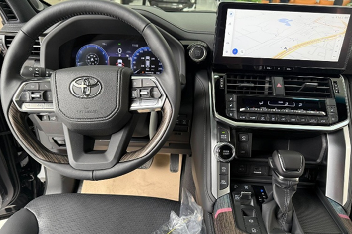 Khoang cabin của Land Cruiser 2025 được tinh chỉnh nhẹ với các trang bị như: màn hình 12,3 inch sau vô-lăng với giao diện tiếng Việt, ốp bệ cửa có chữ Land Cruiser phát sáng, cụm nút điều khiển trung tâm được thiết kế lại cho cảm giác tối giản hơn, thêm màn hình hiển thị điều hòa.