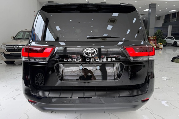 Về an toàn, Toyota nâng cấp hệ thống hỗ trợ lái xe lên TSS 3.0, bổ sung loạt tính năng hiện đại: Hỗ trợ ra khỏi xe an toàn; Phanh hỗ trợ đỗ xe có nhận diện người đi bộ; Hệ thống phanh khẩn cấp, ga tự động thích ứng, hỗ trợ giữ làn đường và đèn pha thông minh.