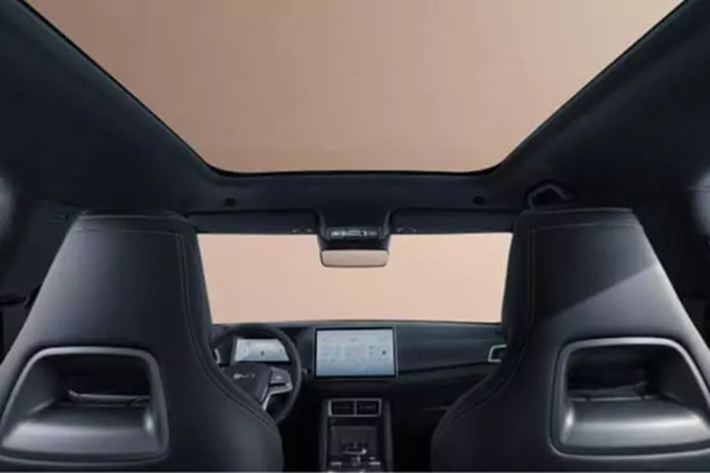 Theo thông tin trước đó, BYD Atto 2 chạy điện sẽ có mặt tại châu Âu với hai phiên bản: Active và Boost. Chiếc xe cơ bản này được trang bị tiêu chuẩn pin LFP 45,12 kWh hỗ trợ công suất sạc DC 65 kW. Bộ pin này cung cấp năng lượng cho một động cơ điện duy nhất với công suất 130 kW (174 mã lực) và 290 Nm.