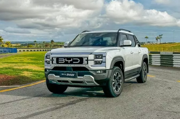 BYD đã vào thị trường Nam Phi vào năm 2023 với Atto 3 (Yuan Plus). Năm ngoái, hãng sản xuất ô tô Trung Quốc đã giới thiệu xe điện Dolphin và Seal ra thị trường. Dòng xe hiện tại của hãng bao gồm ba mẫu xe điện. Tuy nhiên, khách hàng Nam Phi thích HEV và PHEV hơn BEV và rất có thể BYD Shark 2025 mới sẽ ra mắt năm nay.