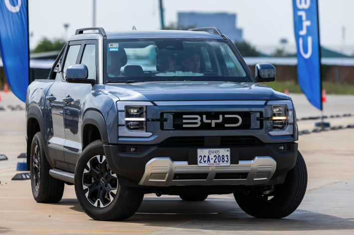 Vì vậy, BYD sẽ tung ra nhiều mẫu xe hơn trên thị trường, bao gồm cả xe hybrid cắm điện. Một trong số đó là xe bán tải Shark được thiết kế cho thị trường nước ngoài. BYD sẽ ra mắt xe bán tải Shark tại Nam Phi vào đầu năm 2025, theo hãng truyền thông Trung Quốc Bitauto .