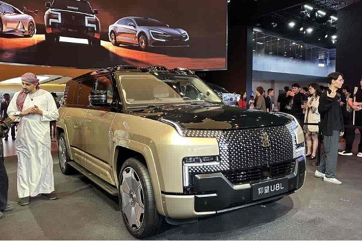 Mẫu xe SUV Yangwang U8L 2025 mới này có trục cơ sở được kéo dài thêm 200 mm, đạt mức 3.250 mm, góp phần tăng chiều dài tổng thể lên 5.400 mm (tăng 81 mm so với bản U8 tiêu chuẩn). Chiều rộng và chiều cao lần lượt là 2.049 mm và 1.921 mm.