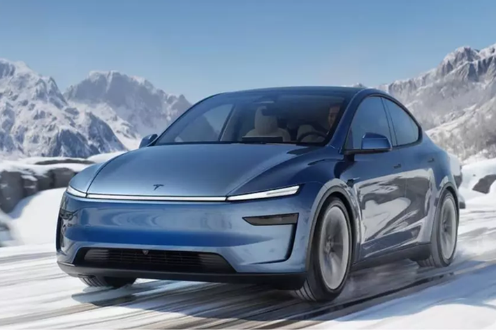 Bên trong, Model Y mới vẫn giữ lại thiết kế tối giản nhưng được nâng cấp về trang bị. Xe có thêm một màn hình 8 inch cho hành khách phía sau trong khi màn hình chính cũng được nâng cấp từ 15 inch lên 15,4 inch.