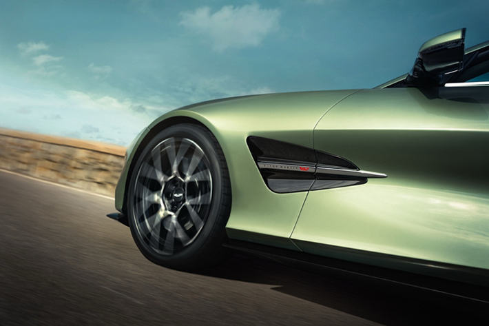 Điểm nhấn đặc biệt là Vanquish Volante có mái xếp vải dạng K-fold, có thể đóng/mở trong 14 giây và đảm bảo khả năng cách âm, cách nhiệt mang lại trải nghiệm lái thể thao mà vẫn sang trọng.