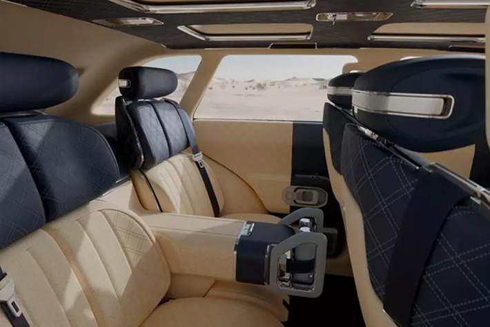 Mẫu xe SUV Genesis X Gran Equator sở hữu nội thất 4 chỗ với ghế trước có thể xoay, trần xe tích hợp nhiều cửa sổ trời và các ngăn chứa đồ được thiết kế dạng mô-đun tiện lợi. Vật liệu nội thất cao cấp, kết hợp cùng màu sắc nổi bật và các đường chỉ may chéo tạo nên cảm giác thủ công tỉ mỉ.