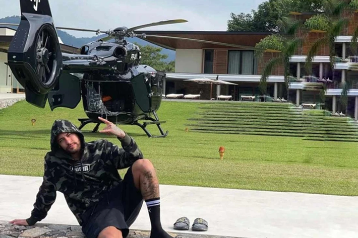 Được biết, khoảng cách giữa sân tập luyện của Santos và nơi ở hiện tại của Neymar ở Mangaratiba (Rio de Janeiro) là 500 km. Chính vì thế, Neymar đi tập bằng máy bay trực thăng.