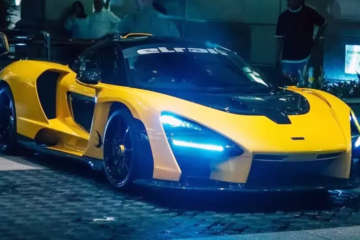 Chỉ có 500 chiếc siêu xe McLaren Senna được sản xuất trên toàn thế giới, và xe của đại gia Malaysia có ngoại thất màu vàng, cùng nhiều chi tiết carbon đẹp mắt.