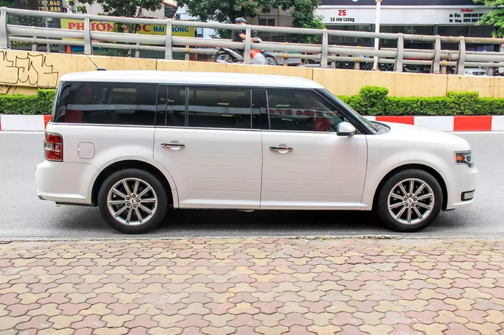 Mẫu xe SUV Ford Flex 2014 sử dụng vành xe loại 19 inch đa chấu, kèm theo lốp 235/55. Mẫu xe 7 chỗ có chiều dài cơ sở là 2.995 mm, mang lại không gian cực kì rộng rãi, ở cả 3 hàng ghế bọc da cao cấp. Nhà sản xuất bố trí hàng ghế giữa là 2 ghế độc lập, có bệ tỳ tay riêng.