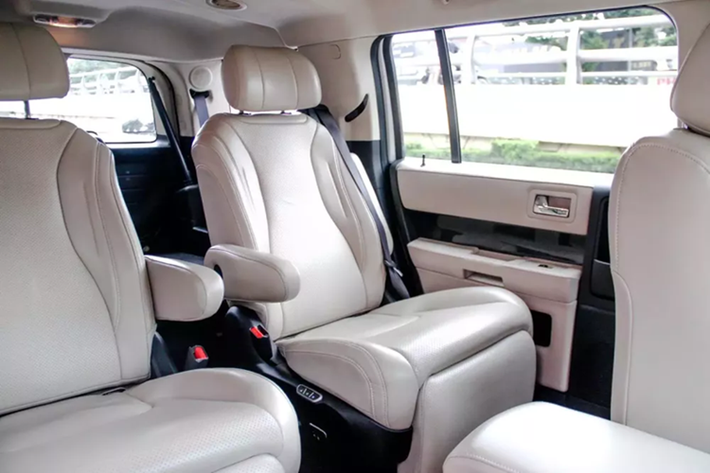 Mức độ tiêu hao nhiên liệu trên cao tốc theo nhà sản xuất công bố là 9,4 lít/100 km và 13 lít/100 km trong nội đô. Thông số vừa phải với một mẫu xe 7 chỗ có động cơ dung tích lớn.