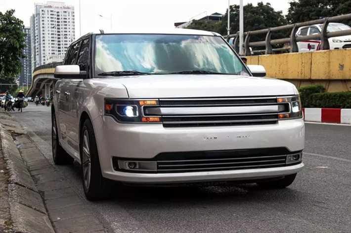 Ford Flex tại Việt Nam đa số dưới dạng nhập khẩu tư nhân, có số lượng không quá nhiều. Mà xe đời cao lại càng hiếm gặp, mẫu xe trong bài viết này là đời 2014. Xe hiện đang được một đại lý kinh doanh xe đã qua sử dụng chào bán với mức giá hơn 1,4 tỷ đồng.